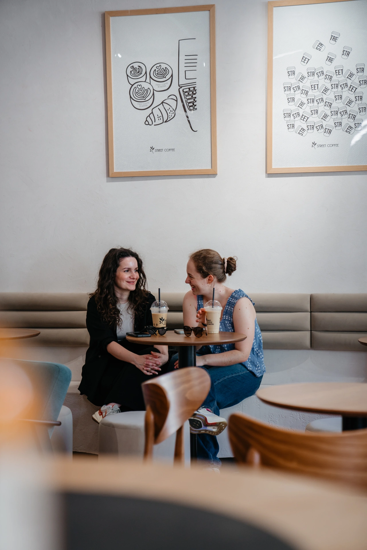 O pauză de cafea și conversații la Street Coffee