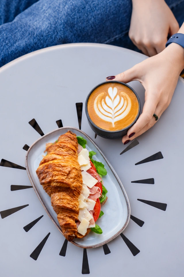 Croissant și cafea cu lapte Street Coffee
