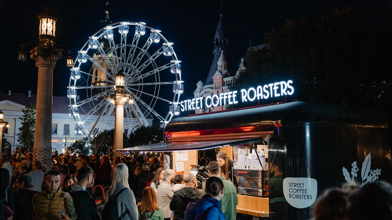 Rulota Street Coffee, cafea și oameni la un eveniment în aer liber